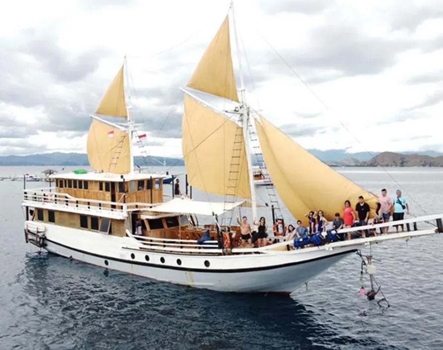 Komodo Superior Boat SBKT-104 Luxury Phinisi