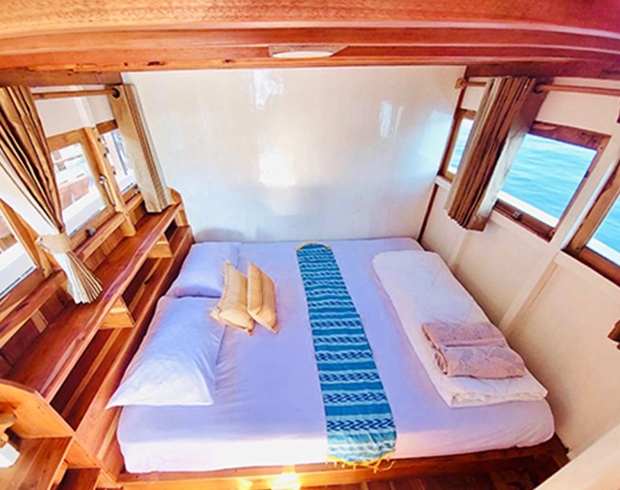 Superior Boat Komodo Tours