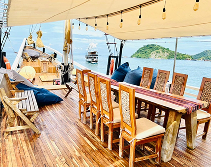 Superior Boat Komodo Tours