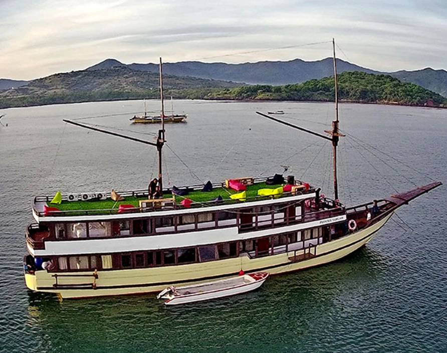 Superior Boat Komodo Tours